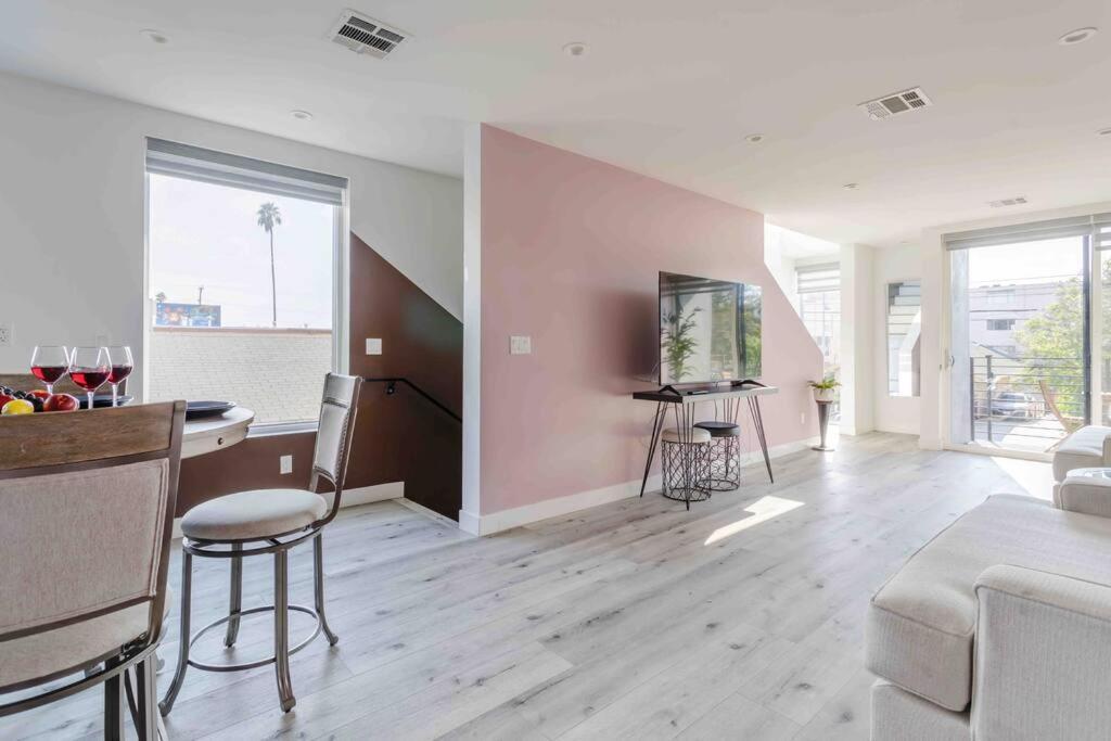 Stunning Hollywood Townhouse With Sunny Views Ferienhaus